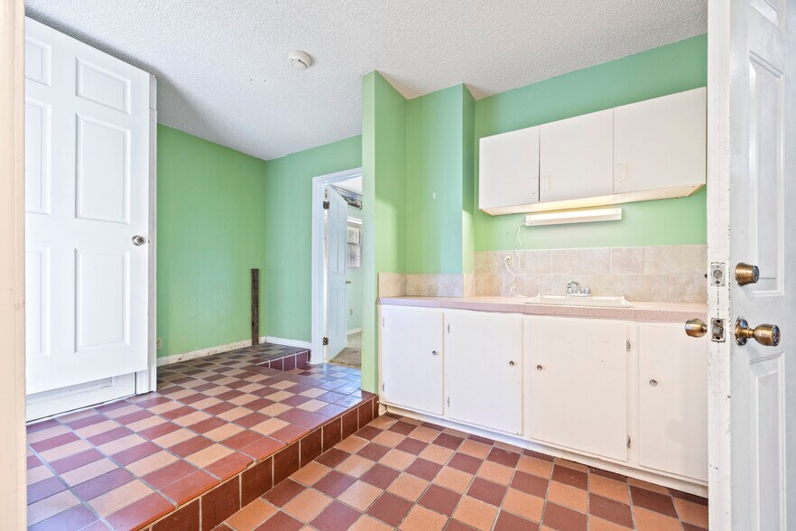More Photos Of 164 NE Laguna Dr, Lake City Office For Sale