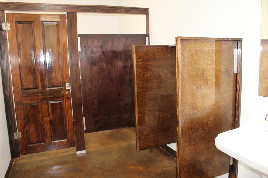 More Photos Of 9140 Canal Rd, Gulfport Light Distribution For Sale