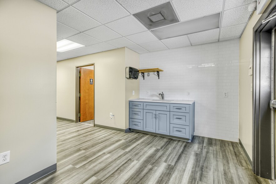 More Photos Of 5238 Evers Rd, San Antonio Warehouse For Sale