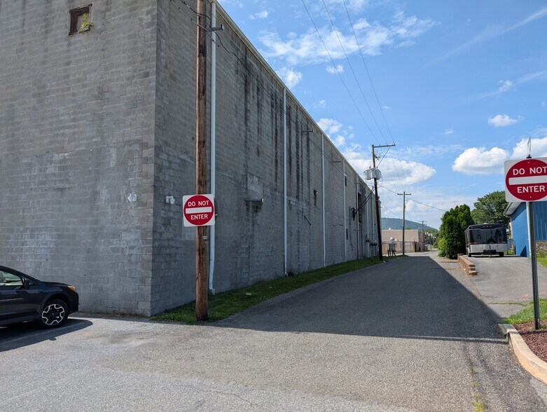 More Photos Of 40 3rd St, Walnutport Warehouse For Lease