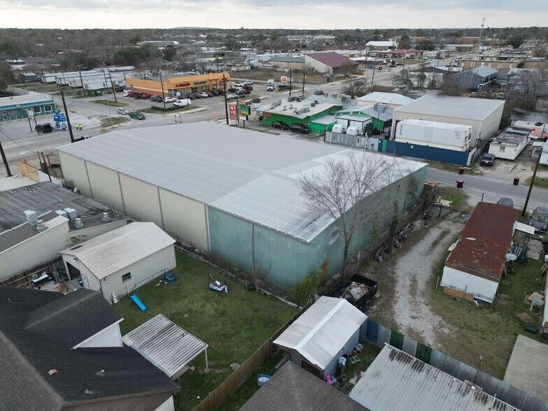 More Photos Of 705 Freeport St, Houston Warehouse For Sale