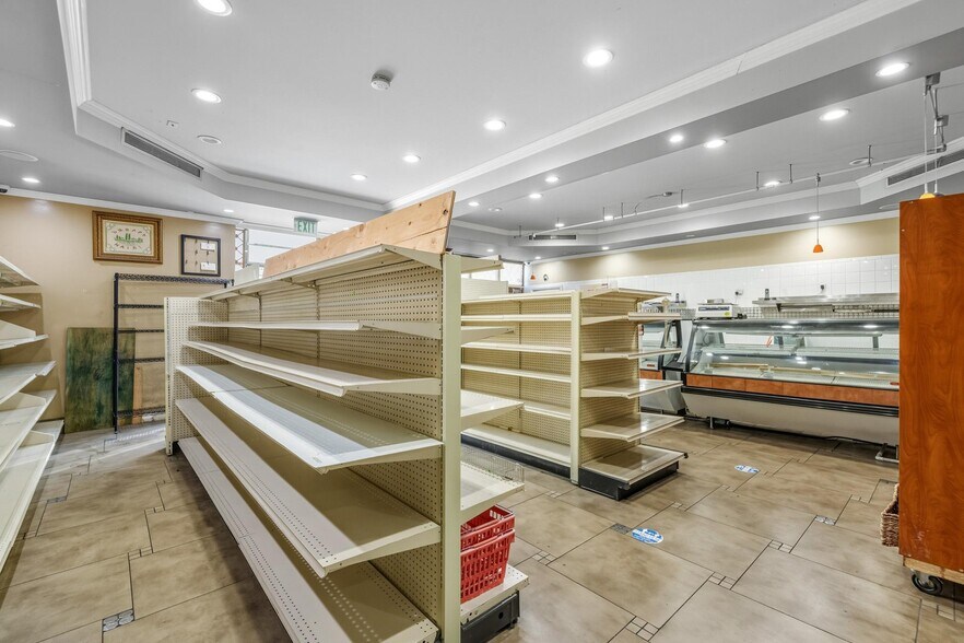 More Photos Of 5075 Hollywood Blvd, Los Angeles Restaurant For Lease