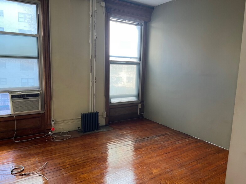 More Photos Of 201 E 16th St, New York Office For Lease