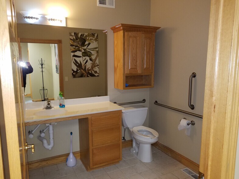 More Photos Of 1881 NW Station Parkway, Andover Office Residential For Lease