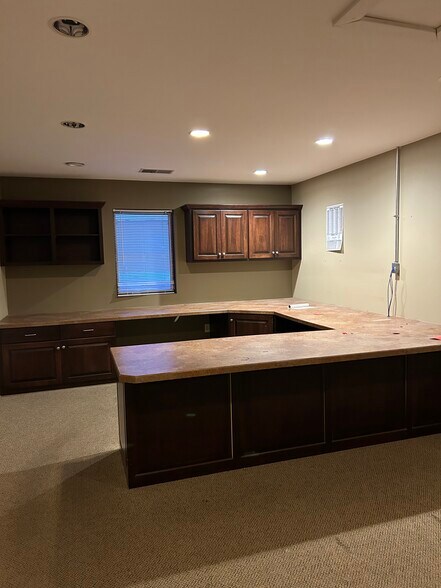 More Photos Of 345 Huls Dr, Englewood Flex For Lease