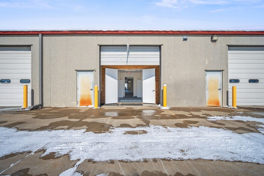 More Photos Of 5500 NW Johnston Dr, Johnston Flex For Lease