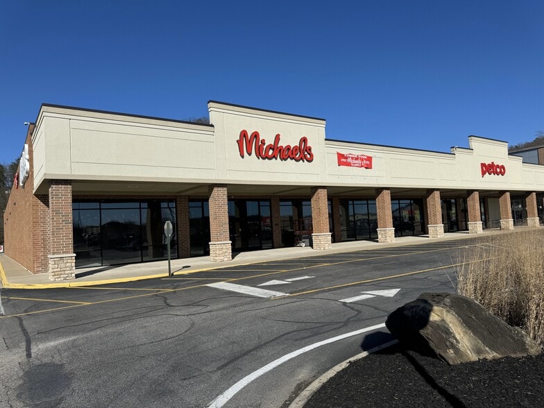 More Photos Of 100-300 Liberty Sq, Hurricane Storefront For Lease