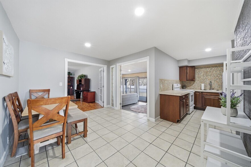 More Photos Of 1718 W Broadway St, Collinsville Office Residential For Sale