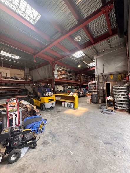 More Photos Of 48 Grattan St, Brooklyn Warehouse For Lease