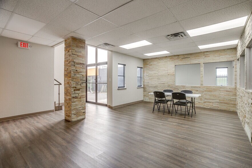 More Photos Of 2030 S Las Vegas Trl, White Settlement Office For Sale