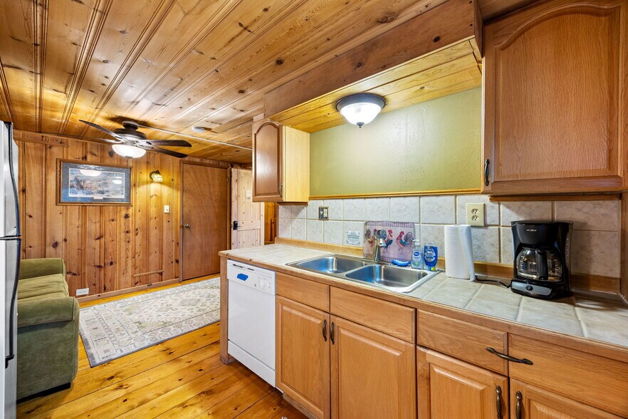 More Photos Of 140 Main St, Greer Specialty For Sale