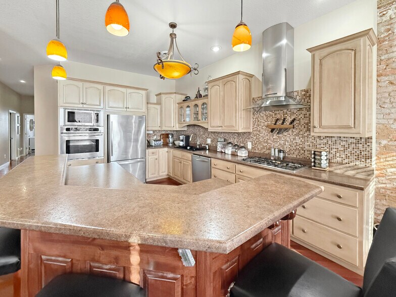 More Photos Of 112 N 2nd Ave W, Newton General Retail For Sale