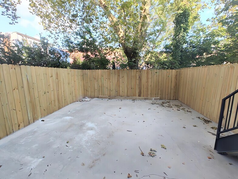 More Photos Of 431 Columbia St, Brooklyn Storefront Retail Residential For Lease