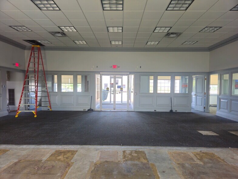 More Photos Of 600 Main St, Wintersville Bank For Lease