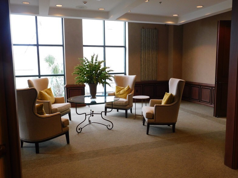 More Photos Of 211 King St, Charleston Office For Lease