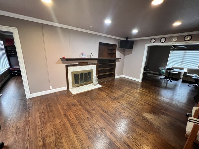 More Photos Of 117 E Park Row Dr, Arlington Office For Sale