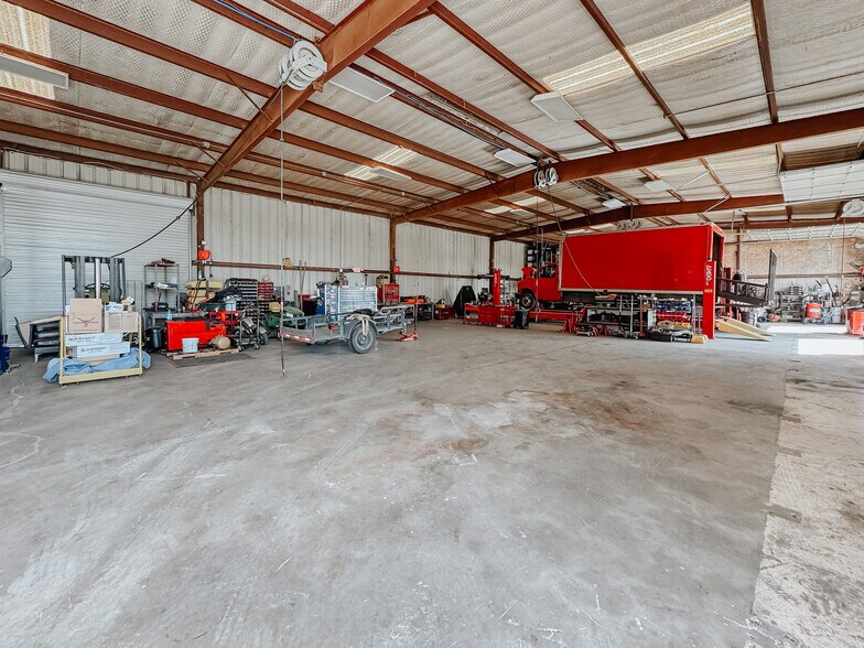 More Photos Of 5305 N Interstate Highway 45, Ennis Manufacturing For Sale
