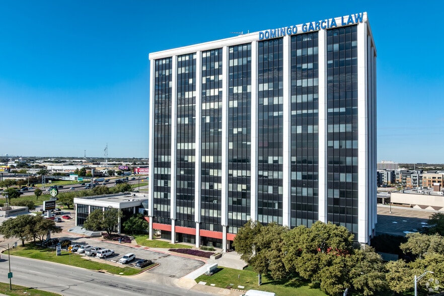 More Photos Of 1111 W Mockingbird Ln, Dallas Office For Lease