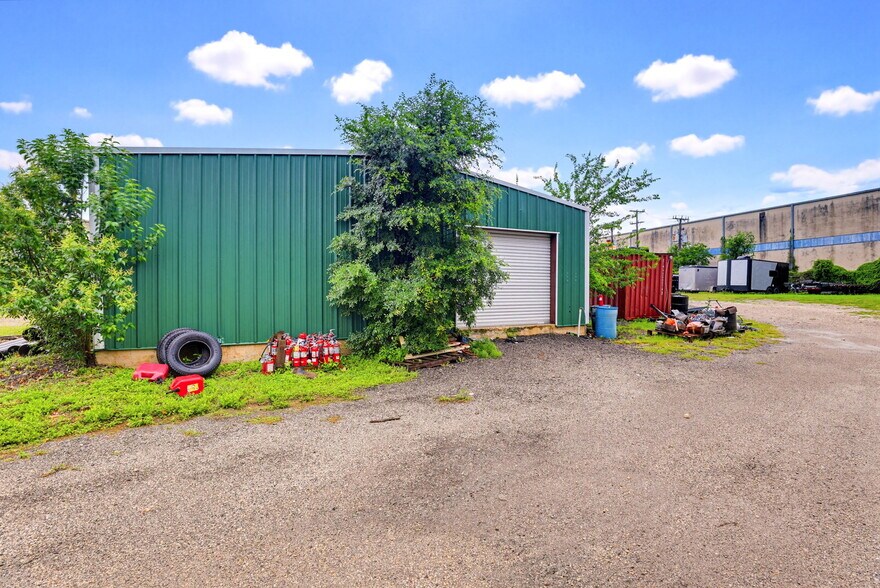 More Photos Of 11550 N North Loop Rd, San Antonio Warehouse For Sale