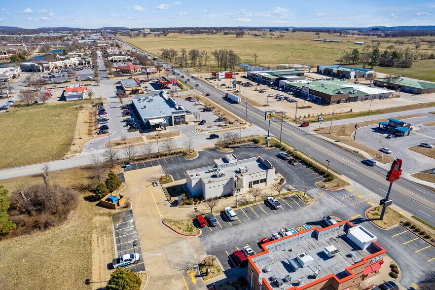 More Photos Of 7420 W Sunset Ave, Springdale Restaurant For Lease