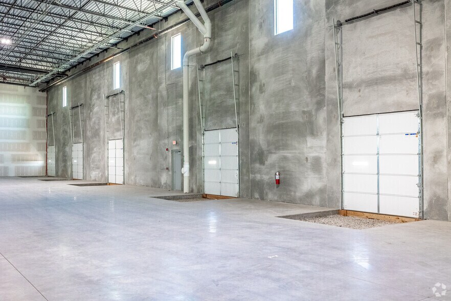 More Photos Of 7400 SE Convenience Blvd, Ankeny Warehouse For Lease