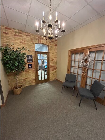 More Photos Of 145 W Wisconsin Ave, Neenah Office For Lease