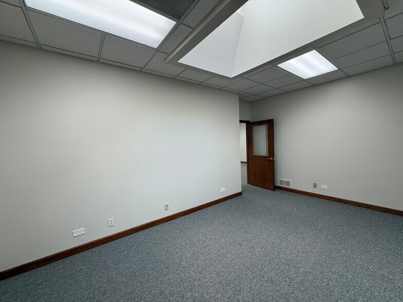 More Photos Of 28085 N Ashley Cir, Libertyville Medical For Sale