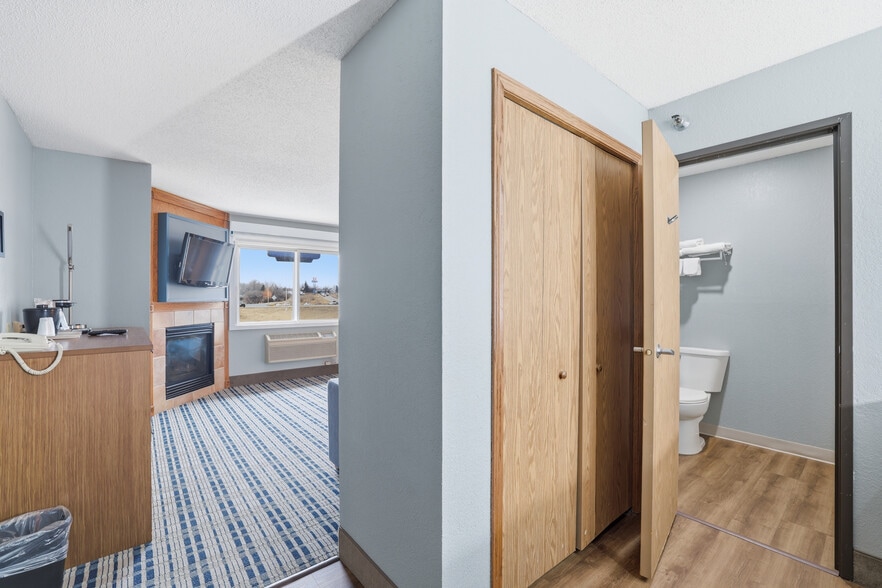 More Photos Of 4675 White Bear Pky, White Bear Lake Hotel For Sale