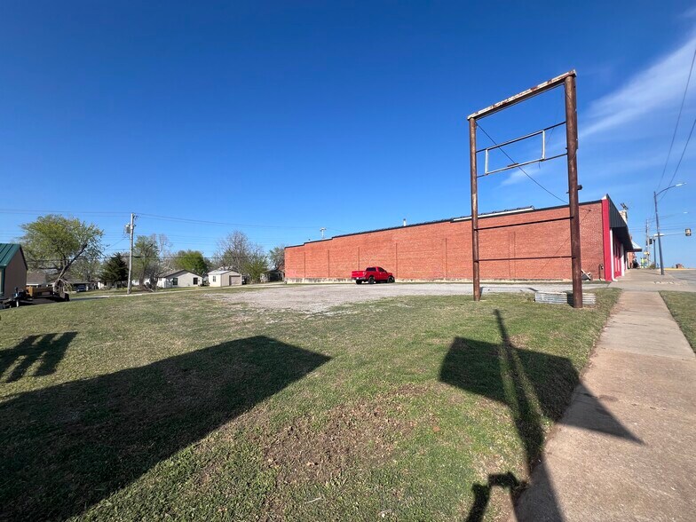 More Photos Of 517-519 W Main St, Yukon Storefront For Lease