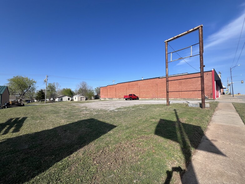 More Photos Of 517-519 W Main St, Yukon Storefront For Lease