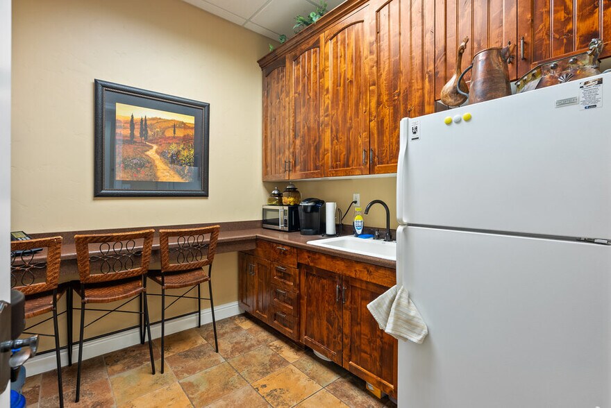 More Photos Of 829 San Benito St, Hollister Office For Sale