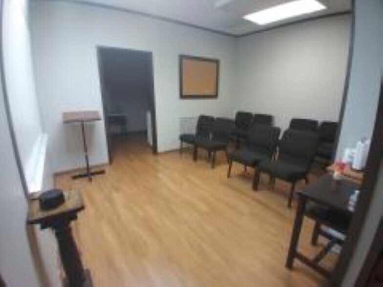 More Photos Of 215 Dalton Dr, DeSoto Office Residential For Lease