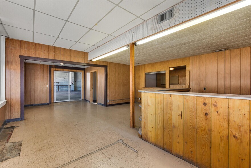 More Photos Of 201 N 2nd St, Raton Auto Repair For Sale