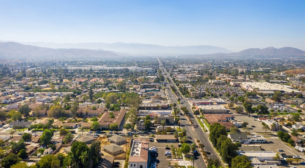 More Photos Of 9758 Magnolia Ave, Riverside Storefront Retail Office For Sale