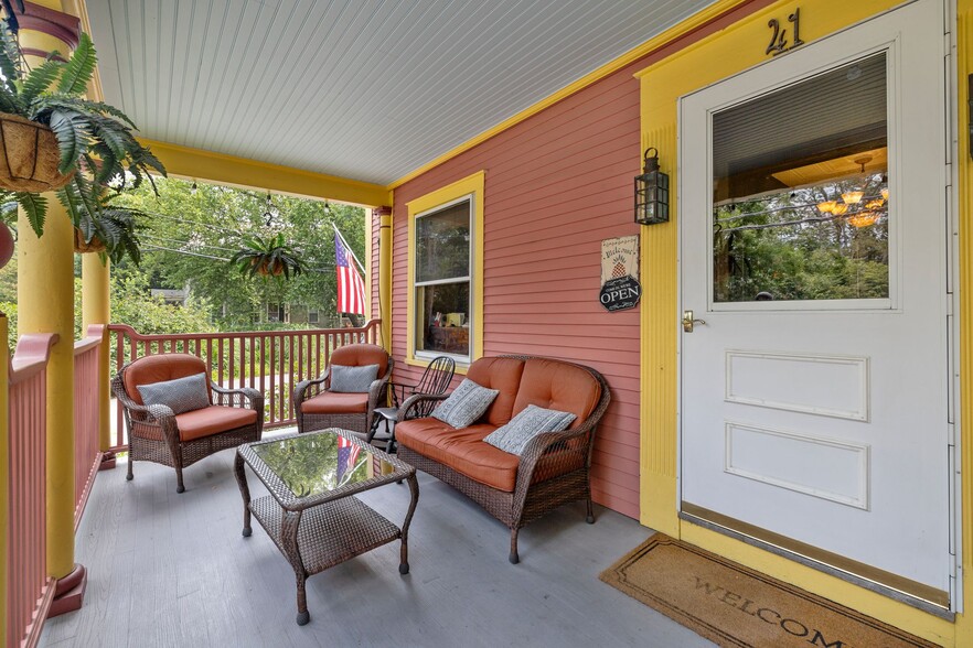 More Photos Of 41 Pleasant St, Woodstock Hospitality For Sale