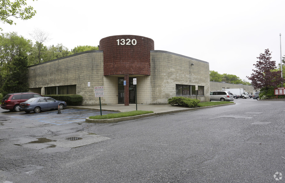 Primary Photo Of 1320 Lincoln Ave, Holbrook Warehouse For Lease