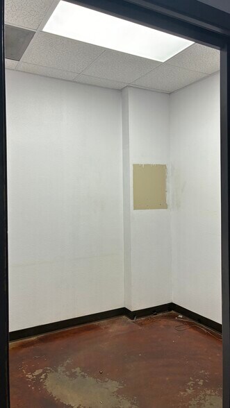 More Photos Of 905 N Harborth Ave, Three Rivers Auto Dealership For Lease