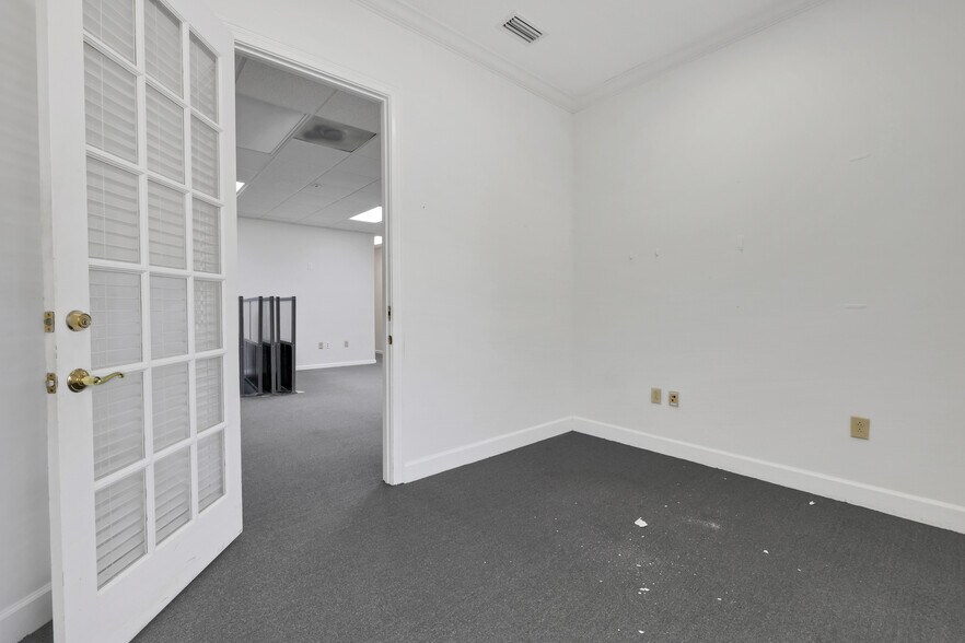 More Photos Of 7700 Square Lake Blvd, Jacksonville Office For Lease