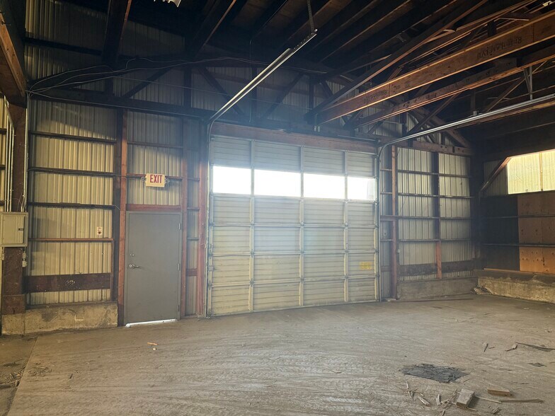 More Photos Of 2050 Cross St, Eugene Warehouse For Lease