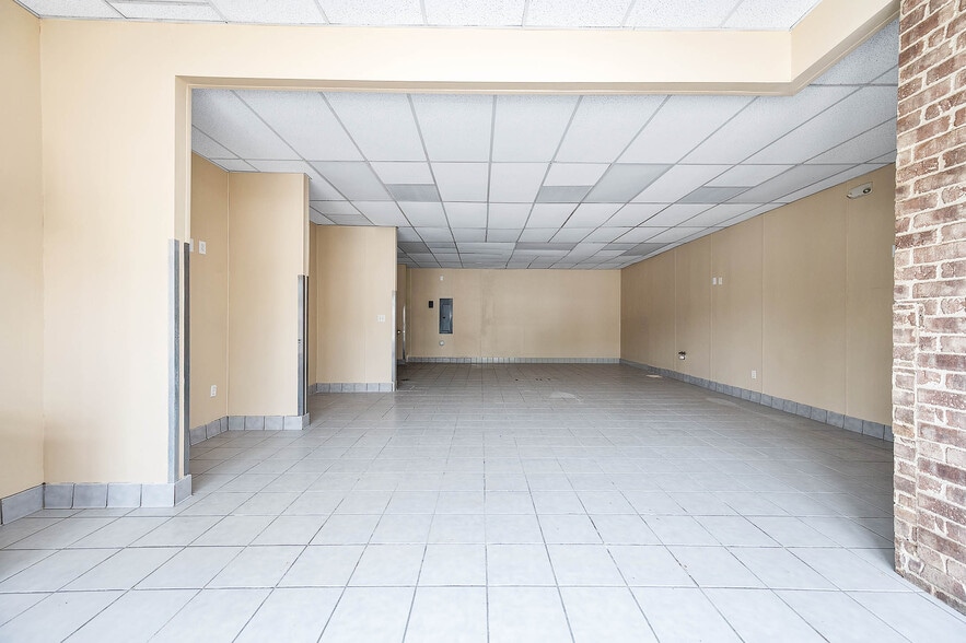 More Photos Of 1417 7th St, Bay City Storefront For Lease