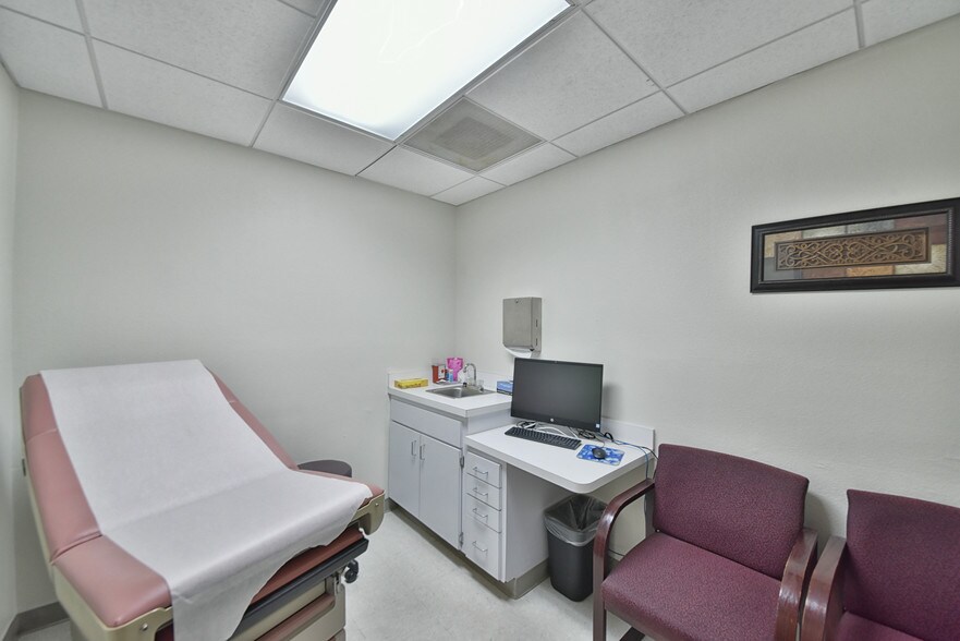 More Photos Of 1805 SE Lake Weir Ave, Ocala Medical For Sale