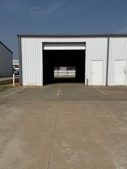 More Photos Of 1101-1109 Industrial Dr, Yukon Service For Lease