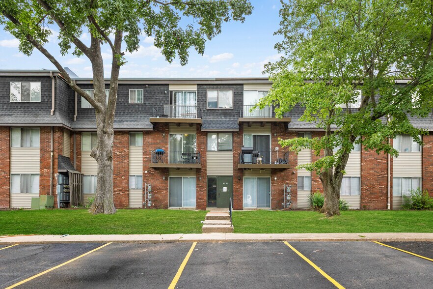 More Photos Of 400 N Oakland Ave, Carbondale Apartments For Sale