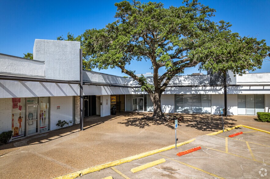 More Photos Of 6400 Southwest Fwy, Houston General Retail For Sale