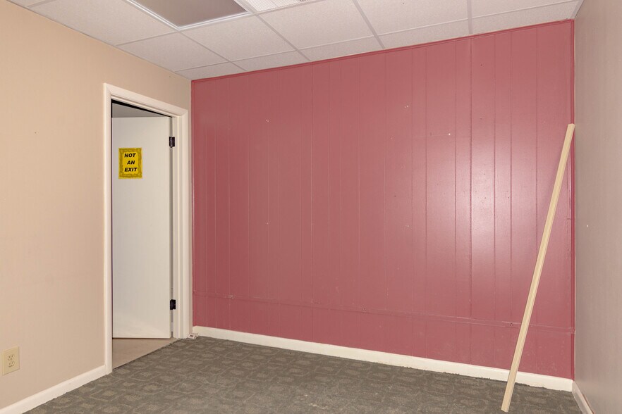 More Photos Of 1401 Applewood Dr, Dalton Medical For Lease