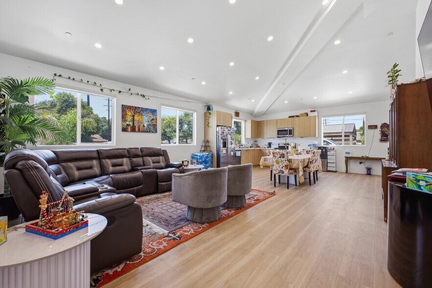 More Photos Of 18853 Saticoy St, Reseda Apartments For Sale