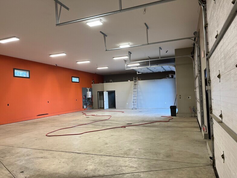 More Photos Of 6304 Moncton Dr, Hamburg Warehouse For Lease