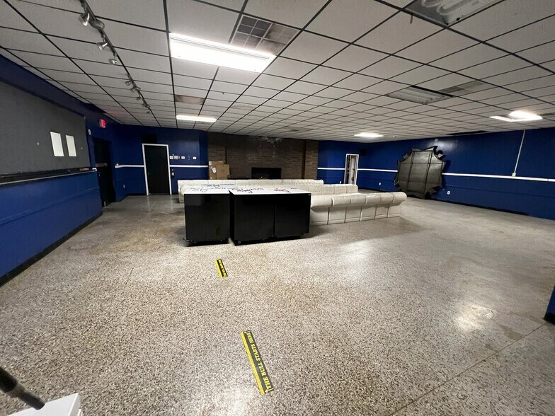 More Photos Of 1604 W State St, Bristol General Retail For Sale