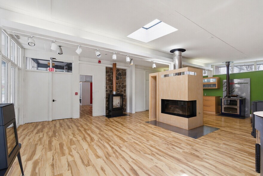 More Photos Of 40 Westchester Ave, Pound Ridge Freestanding For Sale