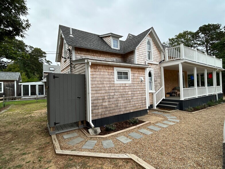 More Photos Of 9 Brunswick Ave, Vineyard Haven Specialty For Sale